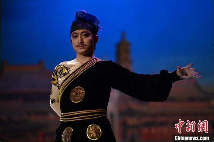 7月18日晚，中國經(jīng)典舞劇《絲路花雨》在甘肅蘭州黃河劇院進行演出。中國經(jīng)典舞劇《絲路花雨》迎來45周年，7月17日-8月4日在蘭州開啟為期多天的駐場演出。該舞劇取材于敦煌莫高窟壁畫，集中國霓裳羽衣舞、敦煌舞、印度舞、黑巾舞、波斯馬鈴舞等于一身，自1979年演出至今，該劇先后在40多個國家和地區(qū)演出近4000場，觀眾550多萬人次。中新社記者 李亞龍 攝