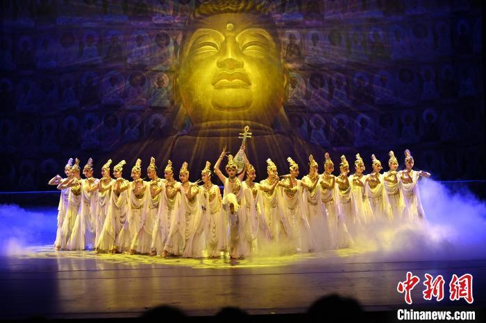 7月18日晚，中國經(jīng)典舞劇《絲路花雨》在甘肅蘭州黃河劇院演出。李亞龍 攝