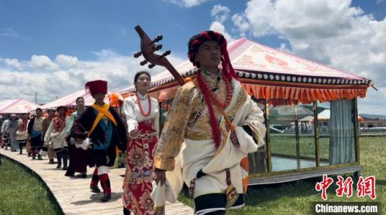 2024年6月，甘肅甘南藏族自治州上演藏服時裝秀。(資料圖)高瑩 攝