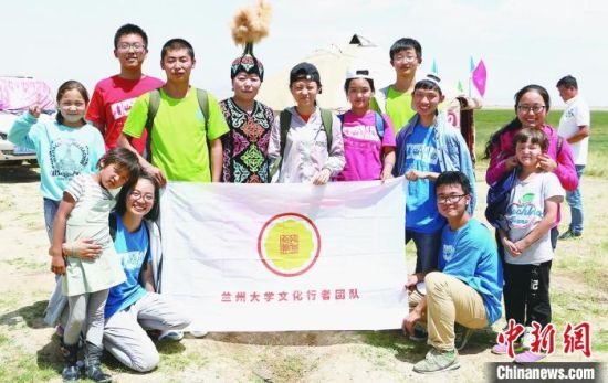 圖為蘭州大學(xué)文化行者團(tuán)隊走進(jìn)民族社區(qū)。(資料圖)蘭州大學(xué)供圖