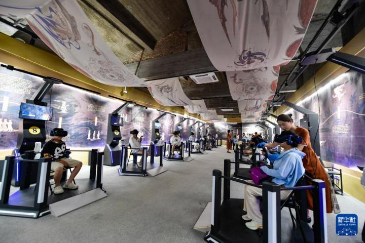 7月22日，游客線下體驗“尋境敦煌——數(shù)字敦煌沉浸展”。新華社記者 郎兵兵 攝</p>
<p>