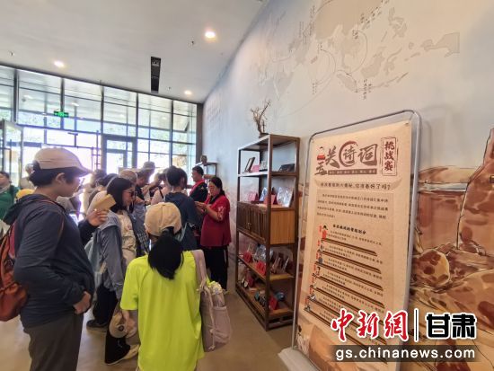 近日，玉門關(guān)遺址景區(qū)開啟了一場精彩紛呈的玉關(guān)詩詞挑戰(zhàn)賽，吸引眾多游人參與其中。玉門關(guān)遺址景區(qū)供圖