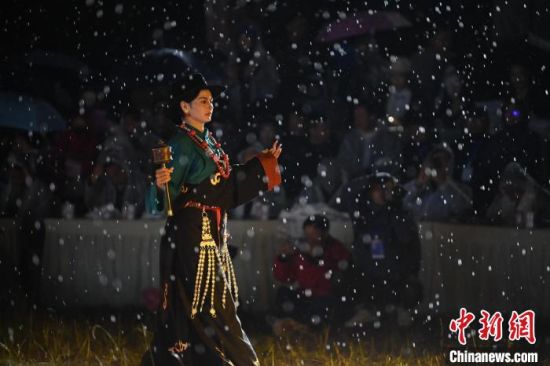 圖為2024年8月6日晚大賽現(xiàn)場模特進行比賽。李亞龍 攝