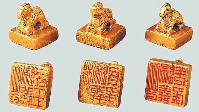 從左至右依次為“晉歸義羌侯”金印、“晉歸義氐王”金印、“魏歸義氐侯”金印