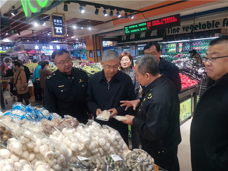 圖為市委常委、市紀(jì)委書記、市監(jiān)委主任張學(xué)勇調(diào)研食品安全責(zé)任包保企業(yè)西部天地商貿(mào)有限責(zé)任公司.jpg