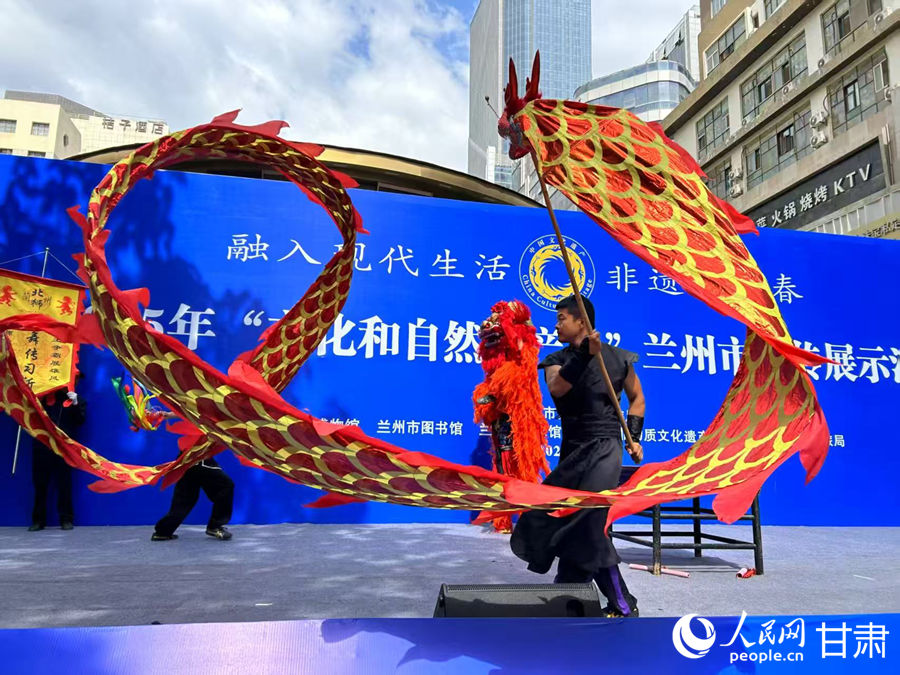 柴宗峰在2025年“文化和自然遺產(chǎn)日”蘭州市非遺宣傳展示活動(dòng)中表演舞獅。人民網(wǎng)記者 焦隆攝
